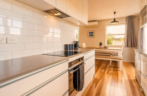 Oneroa House | Ti Cottage - Walk to Oneroa Village