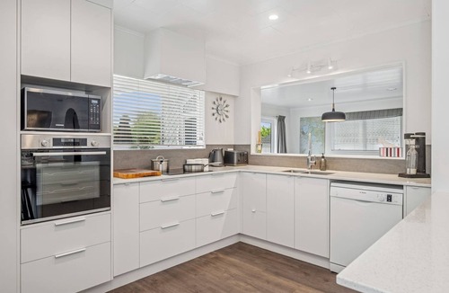 Springfield House | Tihi Time - Spa Pool, Games Room, Sleeps 10