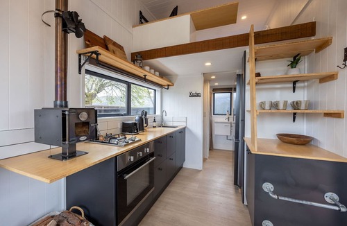 Wanaka Cabin | Tiny house - big fun! Mountain views, private garden, indoor & outdoor fires.