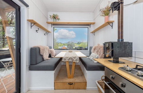 Wanaka Cabin | Tiny house - big fun! Mountain views, private garden, indoor & outdoor fires.