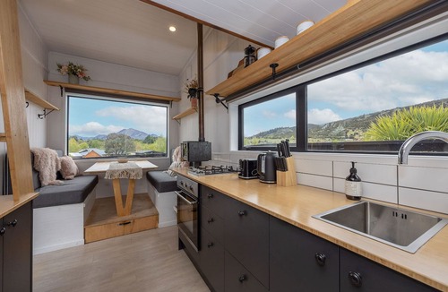 Wanaka Cabin | Tiny house - big fun! Mountain views, private garden, indoor & outdoor fires.