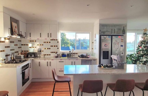 Tauranga Bed & Breakfast | Tiny Knight, Sherwood Forest - Tauranga