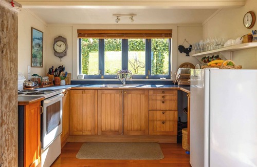 Oneroa House | Tiri Heights - Elegant Coastal Retreat