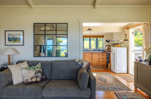 Oneroa House | Tiri Heights - Elegant Coastal Retreat