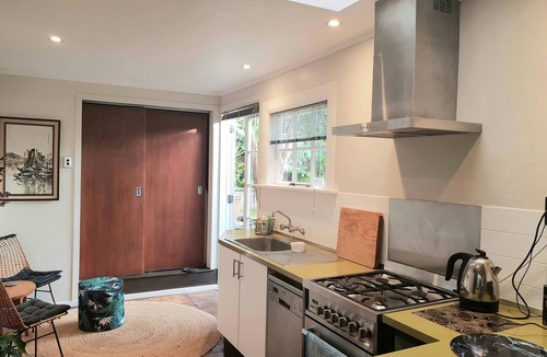 Miramar Cottage | Tiromoana Beachfront Cottage. Worser Bay the heart of Wellington"s film Industry