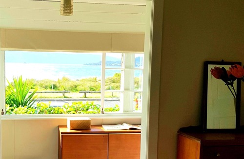 Miramar Cottage | Tiromoana Beachfront Cottage. Worser Bay the heart of Wellington"s film Industry