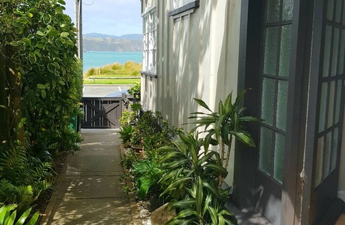 Miramar Cottage | Tiromoana Beachfront Cottage. Worser Bay the heart of Wellington"s film Industry