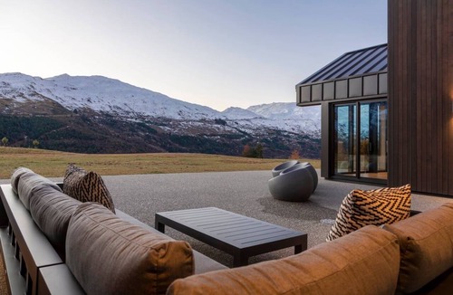 Dalefield House | Toka Lodge | Spa Pool | Sleeps 8 | Uninterrupted Mountain Views