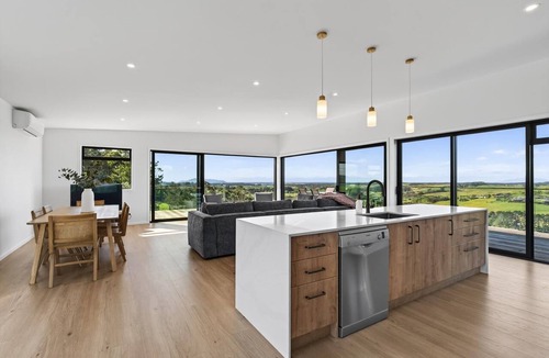 Mangawhai House | Top of the Hill - Stylish hilltop escape with sweeping coastal views