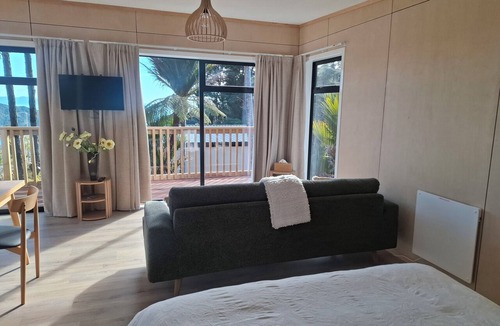 Tata Beach Ski Chalet | Totaranui Accommodation Chalet One 7km from beach. Abel Tasman National Park