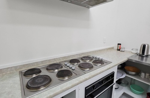 Roxburgh House | Tradies & Groups - Space + Comfort