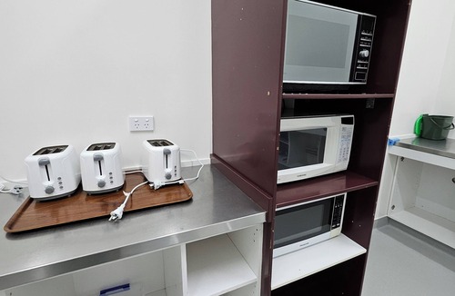 Roxburgh House | Tradies & Groups - Space + Comfort