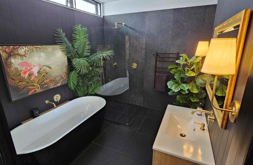 Collingwood Apartment | Tranquil Seaside Retreat for Two - Ever-Changing Estuary Views - Stone Bath & Starry Nights