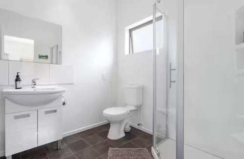 Solway House | Tranquil Sleep-out with Ensuite in City Fringe