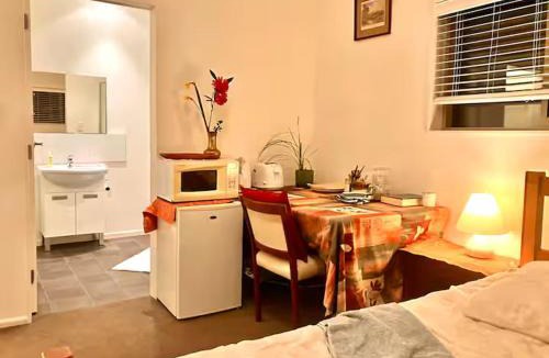 Solway House | Tranquil Sleep-out with Ensuite in City Fringe