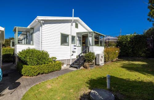 Oneroa House | Tranquility Cottage, Oneroa - Be My Guest Waiheke