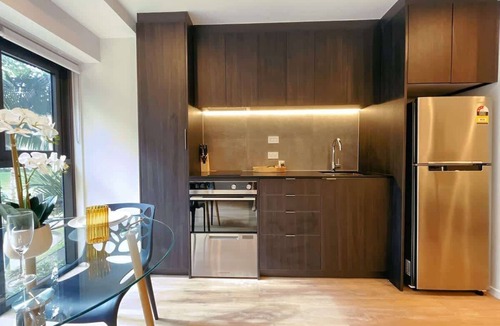 Newton Apartment | Tree-Lined Parkside Holiday Studio with Pool & Gym