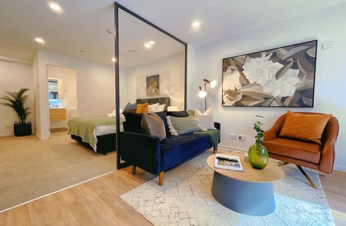 Newton Apartment | Tree-Lined Parkside Holiday Studio with Pool & Gym