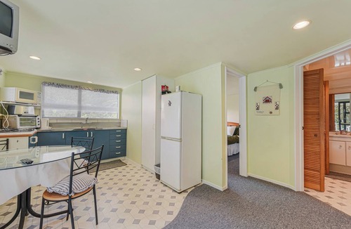 Moetapu Bay House | Treetops & Tide Cottage - Moetapu Holiday Home