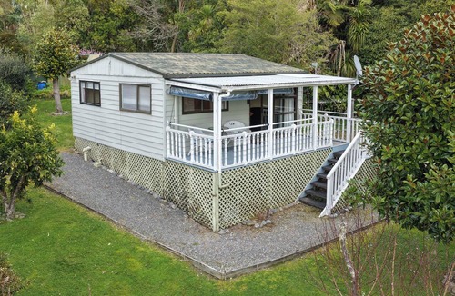 Moetapu Bay House | Treetops & Tide Cottage - Moetapu Holiday Home