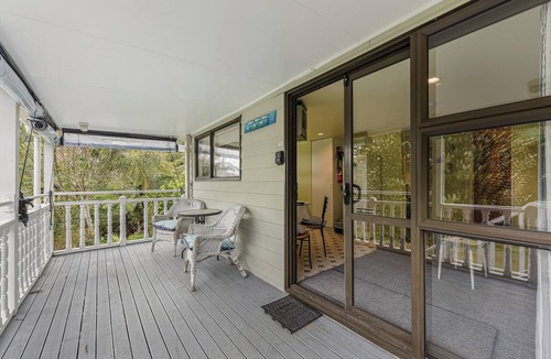 Moetapu Bay House | Treetops & Tide Cottage - Moetapu Holiday Home
