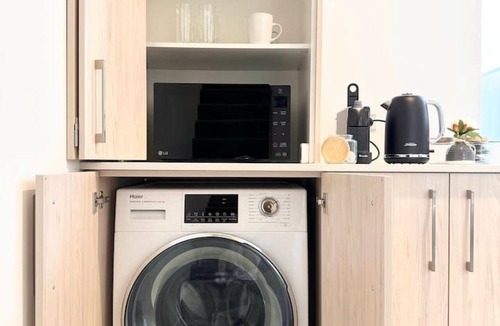 Christchurch City Centre Villa | Tuam city townhouse with a standing desk in Christchurch