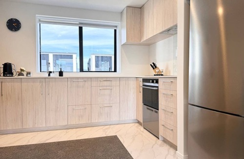 Christchurch City Centre Villa | Tuam city townhouse with a standing desk in Christchurch