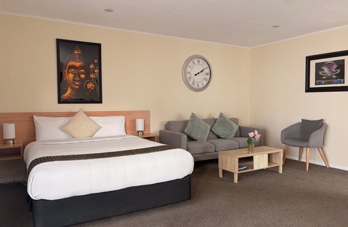 Tahunanui Hotel | Tudor Lodge Motel