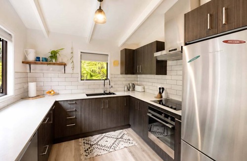 Onetangi House | Tui Cottage - Walk to Onetangi Beach