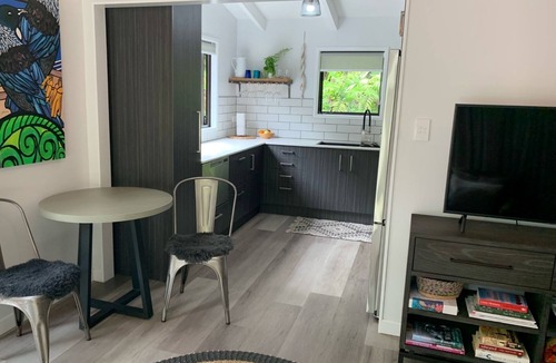 Onetangi House | Tui Cottage - Walk to Onetangi Beach