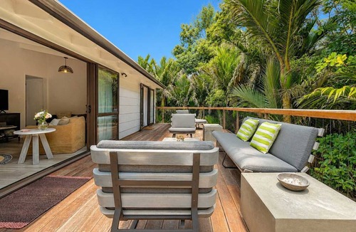 Onetangi House | Tui Cottage - Walk to Onetangi Beach