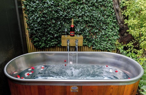 Khandallah Apartment | Tui Pod - A sanctuary pod tucked away in a native bush in Wellington