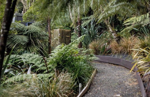 Khandallah Apartment | Tui Pod - A sanctuary pod tucked away in a native bush in Wellington