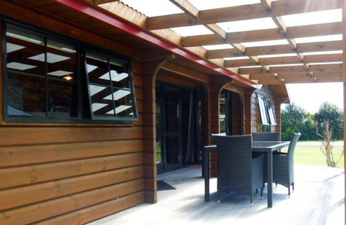 Rings Beach Cottage | TUI RETREAT - MATARANGI HOLIDAY HOME, family friendly in Rings Beach