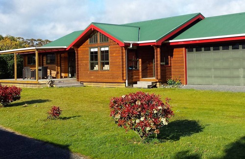 Rings Beach Cottage | TUI RETREAT - MATARANGI HOLIDAY HOME, family friendly in Rings Beach