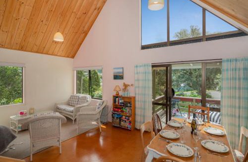 Onemana House | Tuis Grove - Onemana Holiday Home