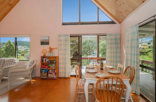 Onemana House | Tuis Grove - Onemana Holiday Home