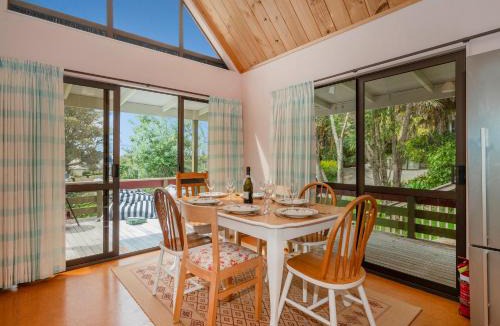 Onemana House | Tuis Grove - Onemana Holiday Home