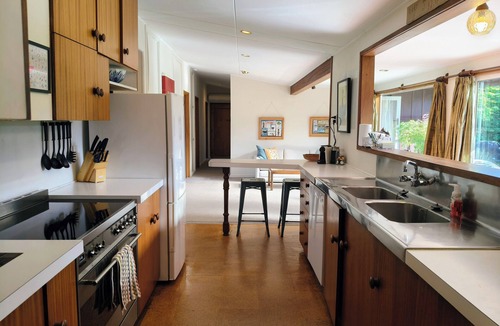 Motueka House | Tuitui - Spacious mid-century sanctuary bordering the golf course