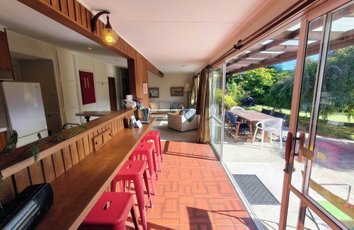 Motueka House | Tuitui - Spacious mid-century sanctuary bordering the golf course