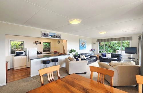 Hahei House | Tutaritari Treasure - beautiful views and close to the beach, shops and pub