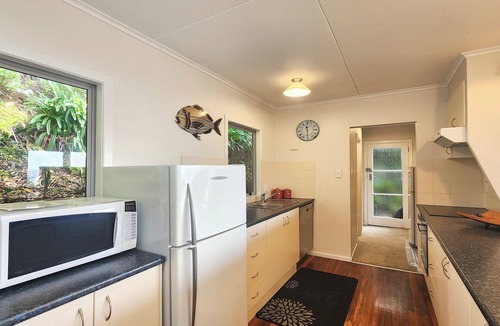 Hahei House | Tutaritari Treasure - beautiful views and close to the beach, shops and pub