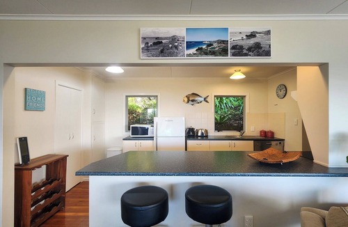 Hahei House | Tutaritari Treasure - beautiful views and close to the beach, shops and pub