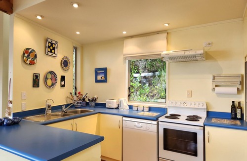 Hahei House | Tutaritari Treehouse - short bush walk to beach, private setting, lovely views
