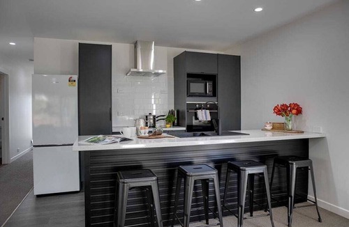 Lynmore House | Twin Camellias - Redwoods, Modern, Sleeps 6
