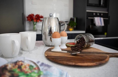 Lynmore House | Twin Camellias - Redwoods, Modern, Sleeps 6