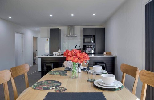 Lynmore House | Twin Camellias - Redwoods, Modern, Sleeps 6