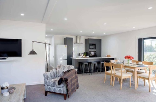 Lynmore House | Twin Camellias - Redwoods, Modern, Sleeps 6