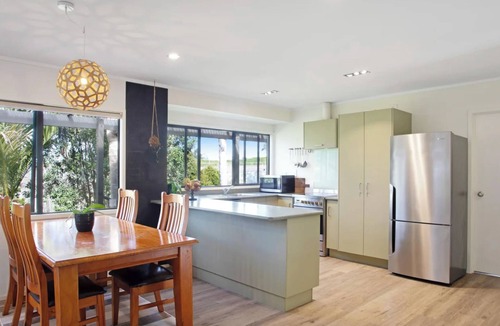 Kerikeri House | Two bedroom retreat in Kerikeri with outdoor dining and ample space
