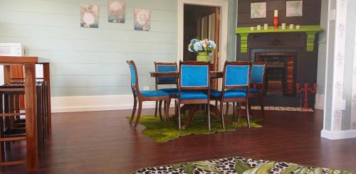 Kaipara District Apartment | Two large Interconnecting Guest-Wing Apartments at WHARE KURA the 150-yr-old Aratapu School House